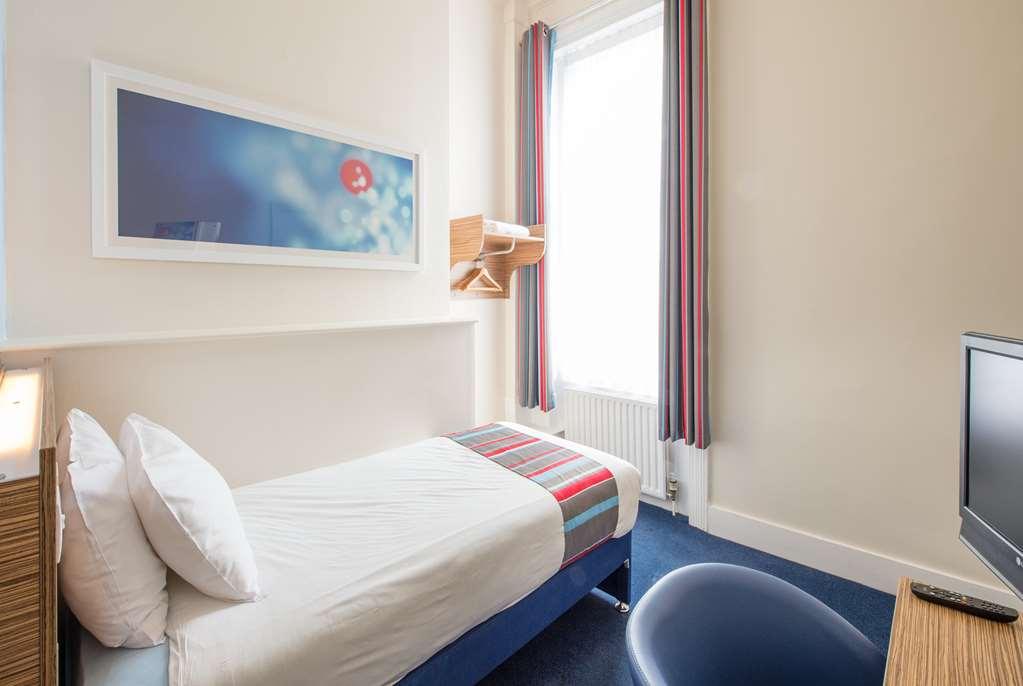 Travelodge Redhill Redhill  Room photo
